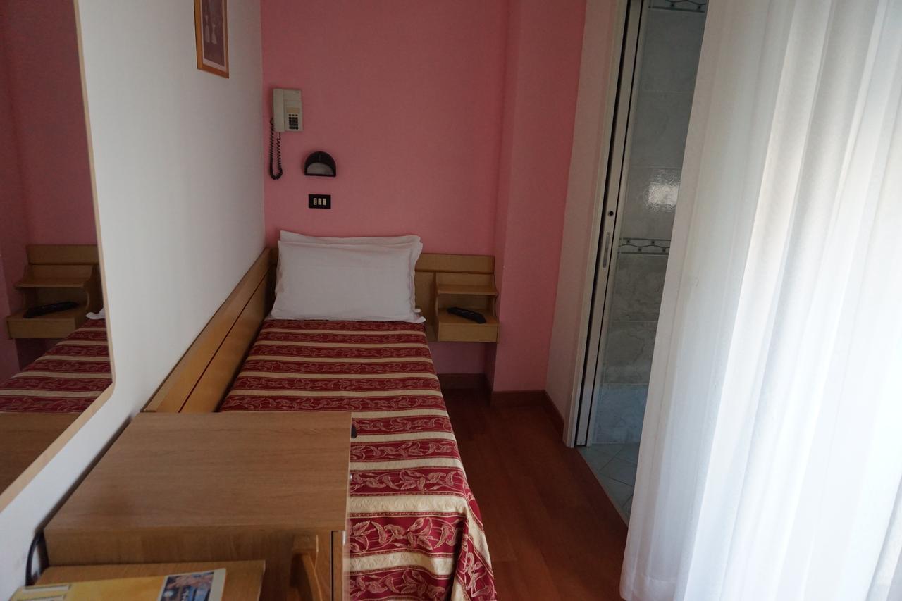 Hotel Angelus Rimini Buitenkant foto